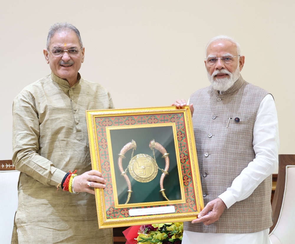Governor calls on PM (3)