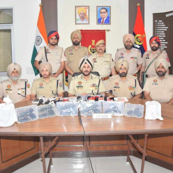 ਅੰਮ੍ਰਿਤਸਰ ਵਿੱਚ ਸਰਹੱਦ ਪਾਰੋਂ ਚਲ ਰਹੇ ਤਸਕਰੀ ਮਾਡਿਊਲਾਂ ਨਾਲ ਜੁੜੇ 6 ਵਿਅਕਤੀ ਗ੍ਰਿਫਤਾਰ; ਤਿੰਨ ਪੀਐਕਸ-5.7 ਸਮੇਤ ਛੇ ਪਿਸਤੌਲਾਂ ਬਰਾਮਦ