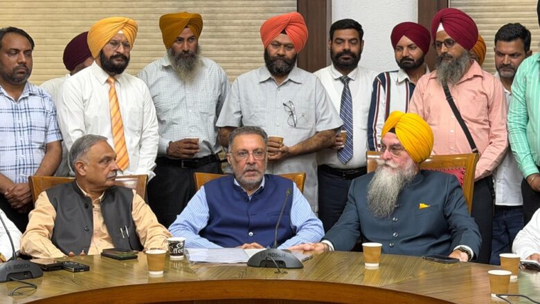 ਸਪੀਕਰ ਕੁਲਤਾਰ ਸਿੰਘ ਸੰਧਵਾਂ ਅਤੇ ਸਿਹਤ ਮੰਤਰੀ ਡਾ. ਬਲਬੀਰ ਸਿੰਘ ਵੱਲੋਂ ਪੰਜਾਬ ਵਿਧਾਨ ਸਭਾ ਵਿੱਚ ਇਲੈਕਟ੍ਰੋਹੋਮਿਓਪੈਥੀ ਡਾਕਟਰਜ਼ ਐਸੋਸੀਏਸ਼ਨ ਪੰਜਾਬ ਦੇ ਵਫ਼ਦ ਨਾਲ ਮੀਟਿੰਗ