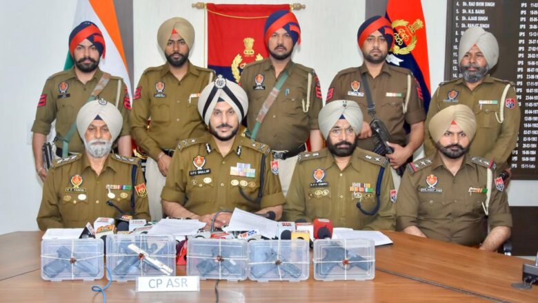 ਅੰਮ੍ਰਿਤਸਰ ਵਿੱਚ ਸਰਹੱਦ ਪਾਰੋਂ ਚੱਲ ਰਹੇ ਹਥਿਆਰ ਤਸਕਰੀ ਦੇ ਮਾਡਿਊਲ ਦਾ ਪਰਦਾਫਾਸ਼; ਨਾਬਾਲਗ ਸਮੇਤ ਛੇ ਵਿਅਕਤੀ ਪੰਜ ਪਿਸਤੌਲਾਂ ਸਣੇ ਗ੍ਰਿਫ਼ਤਾਰ