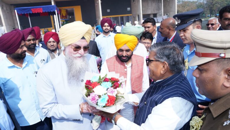 ਪੰਜਾਬ ਵਿਧਾਨ ਸਭਾ ਸਪੀਕਰ ਅਤੇ ਮੁੱਖ ਮੰਤਰੀ ਨੇ ਪੰਜਾਬ ਦੇ ਰਾਜਪਾਲ ਦਾ ਵਿਧਾਨ ਸਭਾ ਪਹੁੰਚਣ ਤੇ ਕੀਤਾ ਨਿੱਘਾ ਸਵਾਗਤ