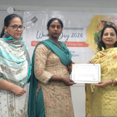 ਜ਼ਿਲ੍ਹਾ ਚੋਣ ਅਫ਼ਸਰ ਨਵਜੋਤ ਕੌਰ ਵੱਲੋਂ ਸਰਵੋਤਮ ਕਾਰਗੁਜ਼ਾਰੀ ਦਿਖਾਉਣ ਵਾਲੀਆਂ ਮਹਿਲਾ ਬੂਥ ਲੈਵਲ ਅਫ਼ਸਰਾਂ ਦਾ ਵਿਸ਼ੇਸ਼ ਸਨਮਾਨ