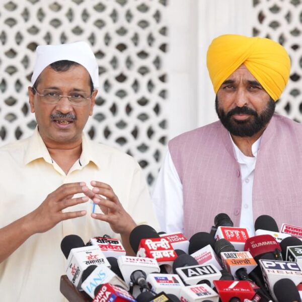 ਅਦਾਲਤ ਵੱਲੋਂ ਇਮਾਨਦਾਰੀ ਸਾਬਤ ਹੋਣ ਤੋਂ ਬਾਅਦ ਅਰਵਿੰਦ ਕੇਜਰੀਵਾਲ ਨੇ ਮੁੱਖ ਮੰਤਰੀ ਭਗਵੰਤ ਸਿੰਘ ਮਾਨ ਨਾਲ ਸੱਚਖੰਡ ਸ੍ਰੀ ਹਰਿਮੰਦਰ ਸਾਹਿਬ ਵਿਖੇ ਮੱਥਾ ਟੇਕਿਆ