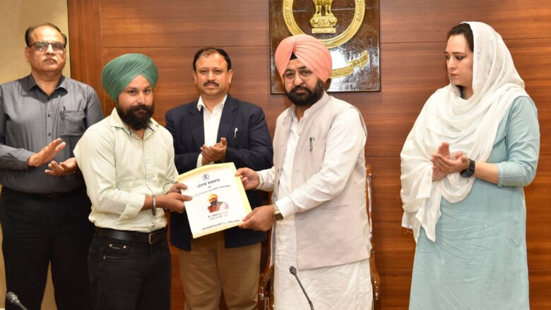 ਹਰਦੀਪ ਸਿੰਘ ਮੁੰਡੀਆਂ ਨੇ 14 ਉਮੀਦਵਾਰਾਂ ਨੂੰ ਤਰਸ ਦੇ ਆਧਾਰ ‘ਤੇ ਨਿਯੁਕਤੀ ਪੱਤਰ ਸੌਂਪੇ