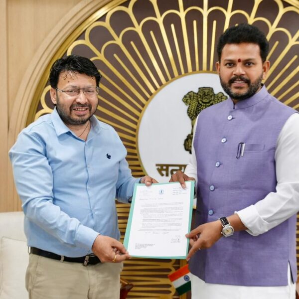 ਡਾ. ਰਵਜੋਤ ਸਿੰਘ ਨੇ ਕੇਂਦਰੀ ਸ਼ਹਿਰੀ ਹਵਾਬਾਜ਼ੀ ਮੰਤਰੀ ਕੇ.ਆਰ. ਨਾਇਡੂ ਨਾਲ ਕੀਤੀ ਮੁਲਾਕਾਤ; ਫਸੇ ਹੋਏ ਪੰਜਾਬੀਆਂ ਲਈ ਬਚਾਅ ਉਡਾਣਾਂ ਸ਼ੁਰੂ ਕਰਨ ਦੀ ਕੀਤੀ ਮੰਗ