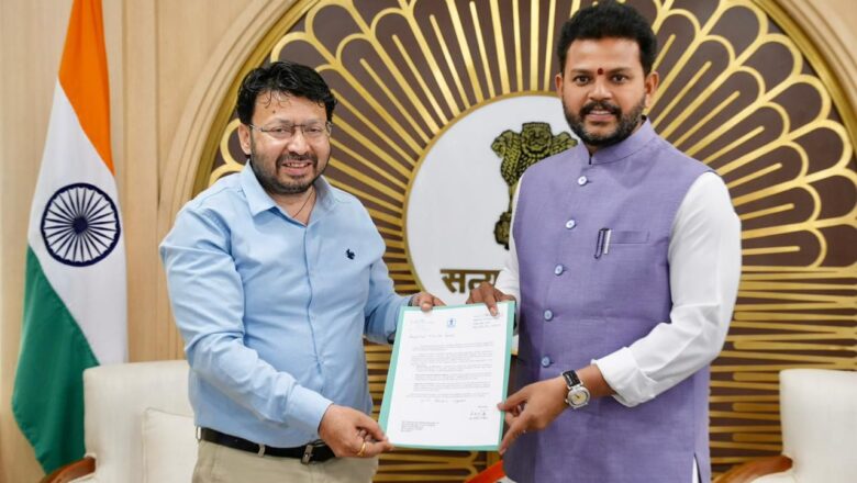 ਡਾ. ਰਵਜੋਤ ਸਿੰਘ ਨੇ ਕੇਂਦਰੀ ਸ਼ਹਿਰੀ ਹਵਾਬਾਜ਼ੀ ਮੰਤਰੀ ਕੇ.ਆਰ. ਨਾਇਡੂ ਨਾਲ ਕੀਤੀ ਮੁਲਾਕਾਤ; ਫਸੇ ਹੋਏ ਪੰਜਾਬੀਆਂ ਲਈ ਬਚਾਅ ਉਡਾਣਾਂ ਸ਼ੁਰੂ ਕਰਨ ਦੀ ਕੀਤੀ ਮੰਗ