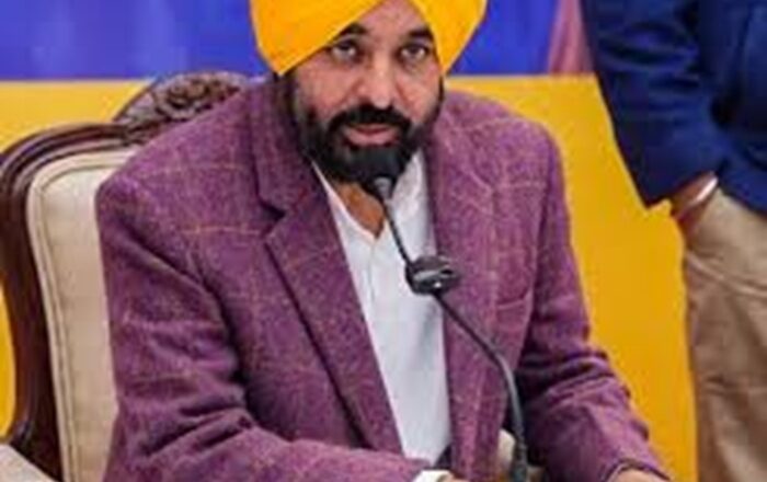 ਮੁੱਖ ਮੰਤਰੀ ਭਗਵੰਤ ਸਿੰਘ ਮਾਨ ਨੇ ਕੇਂਦਰੀ ਸ਼ਹਿਰੀ ਹਵਾਬਾਜ਼ੀ ਮੰਤਰੀ ਨਾਲ ਕੀਤੀ ਗੱਲ, ਜੰਗ ਪ੍ਰਭਾਵਿਤ ਅਰਬ ਦੇਸ਼ਾਂ ਵਿੱਚ ਫਸੇ ਪੰਜਾਬੀਆਂ ਨੂੰ ਤੁਰੰਤ ਕੱਢਣ ਦੀ ਮੰਗ ਕੀਤੀ