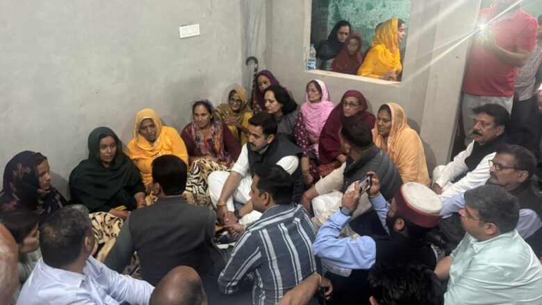 लोक निर्माण मंत्री विक्रमादित्य सिंह ने सरकाघाट में पीड़ित परिवार को बंधाया ढाढस