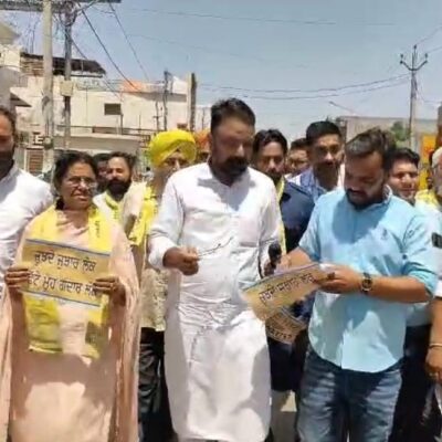 ਦਲਬਦਲੂ ਸੰਸਦ ਮੈਂਬਰਾਂ ਵਿਰੁੱਧ ਸੁਨਾਮ ਵਿਖੇ ਗੁੱਸਾ ਫੁੱਟਿਆ, ਟੀਮ ਅਮਨ ਅਰੋੜਾ ਵੱਲੋਂ ਰੋਸ ਪ੍ਰਦਰਸ਼ਨ 