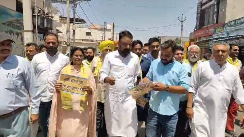 ਦਲਬਦਲੂ ਸੰਸਦ ਮੈਂਬਰਾਂ ਵਿਰੁੱਧ ਸੁਨਾਮ ਵਿਖੇ ਗੁੱਸਾ ਫੁੱਟਿਆ, ਟੀਮ ਅਮਨ ਅਰੋੜਾ ਵੱਲੋਂ ਰੋਸ ਪ੍ਰਦਰਸ਼ਨ 