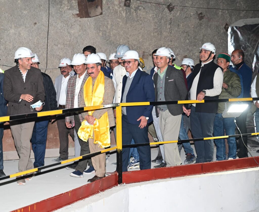 CM Interaction with engineers SKHEP power house and Shongtong karcham Barrage site (3)