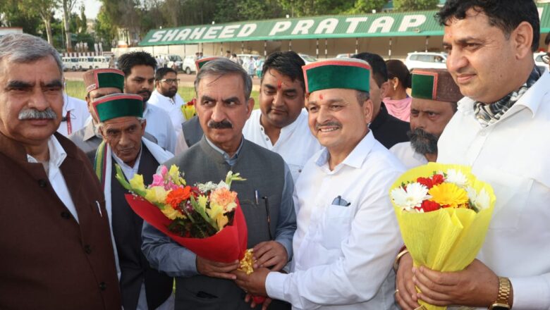 मुख्यमंत्री का ज्वालामुखी पहुंचने पर गर्मजोशी से स्वागत