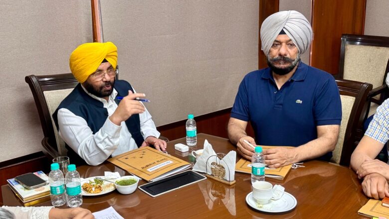 ਲੋਕ ਨਿਰਮਾਣ ਮੰਤਰੀ ਵਲੋਂ ਸੜਕ ਨਿਰਮਾਣ ਕਾਰਜ ਦੀ ਸਮੀਖਿਆ