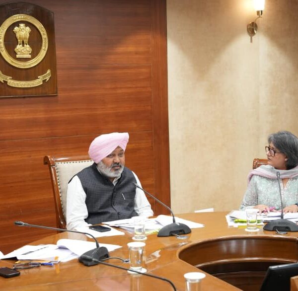 ਭਗਵੰਤ ਮਾਨ ਸਰਕਾਰ ਵੱਲੋਂ ਜਨਤਕ ਸੇਵਾਵਾਂ ਵਿੱਚ ਸੁਧਾਰ ਲਈ ਬਕਾਇਆ ਆਰ.ਸੀ. ਅਤੇ ਡਰਾਈਵਿੰਗ ਲਾਇਸੰਸ ਅਰਜ਼ੀਆਂ ਦੇ ਸਮਾਂਬੱਧ ਨਿਪਟਾਰੇ ਦੇ ਨਿਰਦੇਸ਼: ਹਰਪਾਲ ਸਿੰਘ ਚੀਮਾ