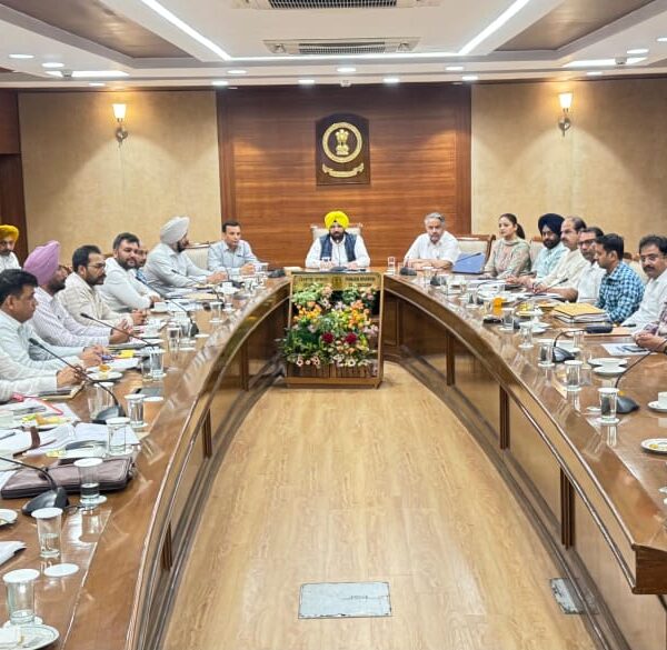 ਹਰਭਜਨ ਸਿੰਘ ਈ.ਟੀ.ਓ. ਵਲੋਂ ਲੋਕ ਨਿਰਮਾਣ ਵਿਭਾਗ ਵੱਲੋਂ ਬਣਵਾਈ ਜਾ ਰਹੀਆਂ ਸੜਕਾਂ ਦੀ ਪ੍ਰਗਤੀ ਸਬੰਧੀ ਸਮੀਖਿਆ ਮੀਟਿੰਗ