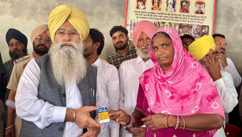 ਕੈਬਨਿਟ ਮੰਤਰੀ ਖੁੱਡੀਆਂ ਨੇ ਅਰਨੀਵਾਲਾ ਵਜੀਰਾ ਵਿਖੇ ਤਕਸੀਮ ਕੀਤੇ 241 ਸਮਾਰਟ ਰਾਸ਼ਨ ਕਾਰਡ