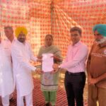 ਮੇਰਾ ਘਰ ਮੇਰੇ ਨਾਮ: ਵਿਧਾਇਕ ਲਾਭ ਸਿੰਘ ਉੱਗੋਕੇ ਨੇ ਲਾਲ ਲਕੀਰ ਅੰਦਰਲੇ ਘਰਾਂ ਦੀਆਂ ਰਜਿਸਟਰੀਆਂ ਸੌਂਪੀਆਂ