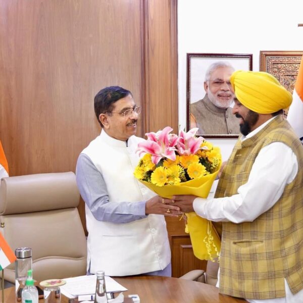 ਕਿਸਾਨਾਂ ਲਈ ਵੱਡੀ ਰਾਹਤ; ਪੰਜਾਬ ਵਿੱਚ ਭਾਰਤੀ ਖੁਰਾਕ ਨਿਗਮ ਦੇ ਗੋਦਾਮਾਂ ਵਿੱਚ ਪਏ 155 ਲੱਖ ਮੀਟ੍ਰਿਕ ਟਨ ਚੌਲ ਅਤੇ ਕਣਕ ਦੇ ਸਟਾਕ ਦੀ ਲਿਫਟਿੰਗ ਲਈ ਵਿਸ਼ੇਸ਼ ਰੇਲ ਗੱਡੀਆਂ ਚਲਾਈਆਂ ਜਾਣਗੀਆਂ: ਮੁੱਖ ਮੰਤਰੀ ਭਗਵੰਤ ਸਿੰਘ ਮਾਨ