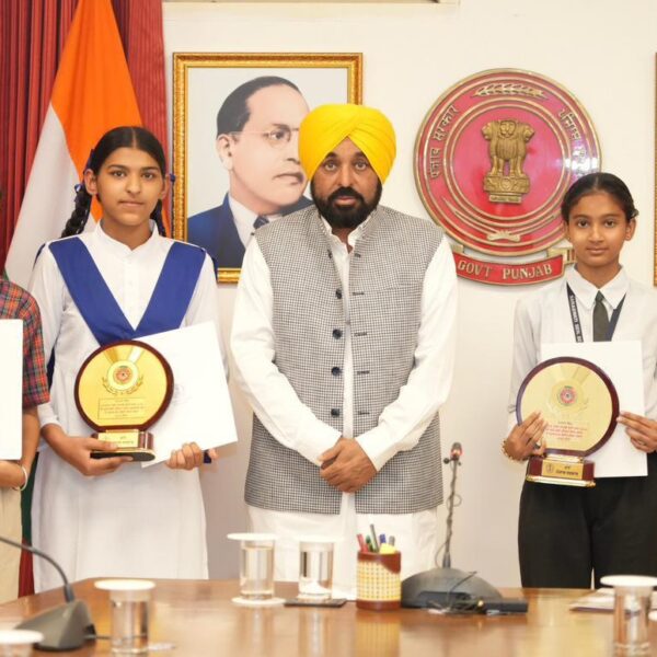 ਪੰਜਾਬ ਦੀਆਂ ਧੀਆਂ ਨੇ ‘ਸਿੱਖਿਆ ਕ੍ਰਾਂਤੀ’ ਵਿੱਚ ਮੋਹਰੀ ਭੂਮਿਕਾ ਨਿਭਾਈ, ਪੰਜਾਬ ਸਕੂਲ ਸਿੱਖਿਆ ਬੋਰਡ ਦੇ ਅੱਠਵੀਂ ਜਮਾਤ ਦੇ ਨਤੀਜਿਆਂ ਵਿੱਚ ਪਹਿਲੇ 20 ਵਿੱਚੋਂ 19 ਸਥਾਨ ਪ੍ਰਾਪਤ ਕੀਤੇ: ਮੁੱਖ ਮੰਤਰੀ ਭਗਵੰਤ ਸਿੰਘ ਮਾਨ