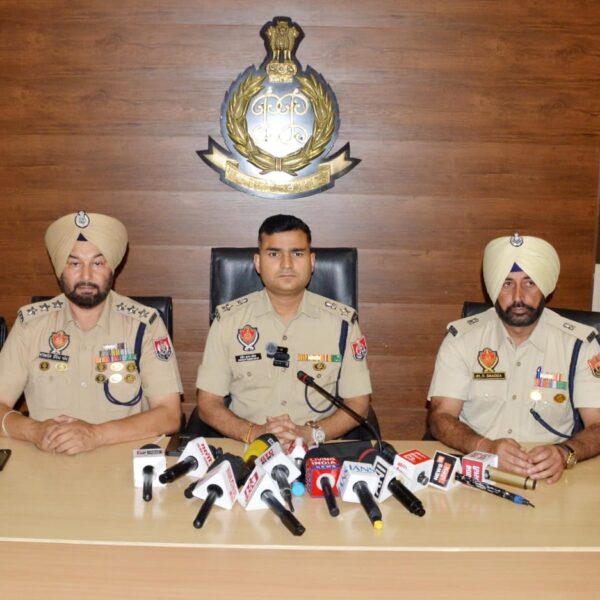 ਵਿਦੇਸ਼ੀ ਸਬੰਧਾਂ ਵਾਲੇ ਨਸ਼ਾ ਅਤੇ ਹਥਿਆਰ ਤਸਕਰੀ ਮਾਡਿਊਲ ਦੇ ਚਾਰ ਕਾਰਕੁੰਨ ਗ੍ਰਿਫਤਾਰ; 9.9 ਕਿਲੋ ਹੈਰੋਇਨ, ਦੋ ਪਿਸਤੌਲਾਂ ਬਰਾਮਦ