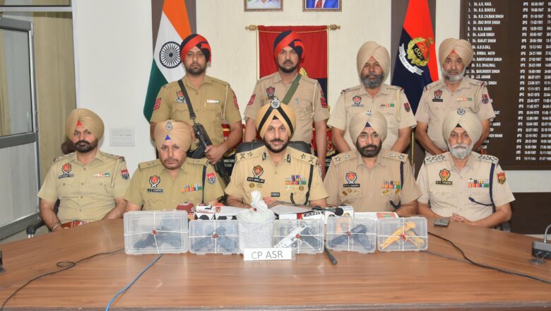 ਸਰਹੱਦ ਪਾਰੋਂ ਚੱਲ ਰਹੇ ਨਸ਼ਿਆਂ ਅਤੇ ਹਥਿਆਰਾਂ ਦੀ ਤਸਕਰੀ ਵਾਲੇ ਮਾਡਿਊਲ ਦਾ ਪਰਦਾਫਾਸ਼; 900 ਗ੍ਰਾਮ ਆਈਸੀਈ ਅਤੇ 5 ਪਿਸਤੌਲਾਂ ਸਮੇਤ ਤਿੰਨ ਮੁਲਜ਼ਮ ਅੰਮ੍ਰਿਤਸਰ ਤੋਂ ਗ੍ਰਿਫ਼ਤਾਰ