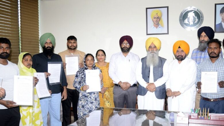 ਗੁਰਮੀਤ ਸਿੰਘ ਖੁੱਡੀਆਂ ਨੇ ਪੰਜਾਬ ਮੰਡੀ ਬੋਰਡ ਵਿੱਚ ਅੱਠ ਉਮੀਦਵਾਰਾਂ ਨੂੰ ਤਰਸ ਦੇ ਆਧਾਰ ‘ਤੇ ਨਿਯੁਕਤੀ ਪੱਤਰ ਸੌਂਪੇ