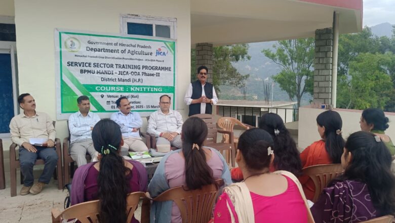निटिंग प्रशिक्षण के बाद 8 प्रशिक्षुओं को मिली मशीनें