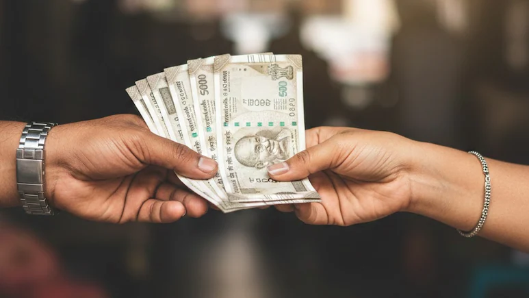 Bgbgeq64 man gives bribe to woman 625x300 25 December