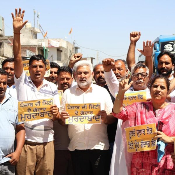 ਆਪ ਆਗੂਆਂ ਅਤੇ ਵਰਕਰਾਂ ਵੱਲੋਂ “ਪੰਜਾਬ ਦੇ ਗੱਦਾਰਾਂ” ਖ਼ਿਲਾਫ਼ ਸੂਬਾ ਵਿਆਪੀ ਪ੍ਰਦਰਸ਼ਨ, ਦਲਬਦਲੂ ਸੰਸਦ ਮੈਂਬਰਾਂ ਦੀ ਰਾਜ ਸਭਾ ਮੈਂਬਰੀ ਰੱਦ ਕਰਨ ਦੀ ਮੰਗ