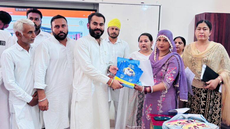 ਵਿਧਾਇਕ ਫਾਜਿਲਕਾ ਨੇ ਮੁੱਖ ਮੰਤਰੀ ਮਾਵਾਂ ਧੀਆਂ ਸਤਿਕਾਰ ਯੋਜਨਾ ਤਹਿਤ ਫਾਰਮ ਭਰਨ ਦੀ ਸ਼ੁਰੂਆਤ ਕਰਵਾਈ