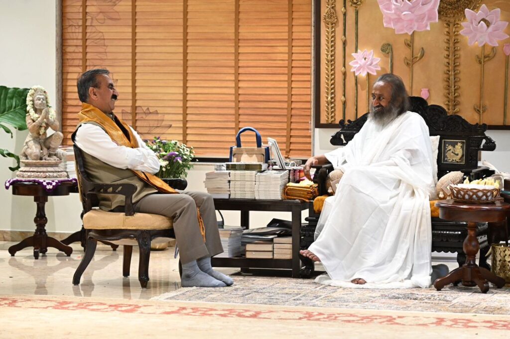CM meets Sri Sri Ravi Shankar (1)