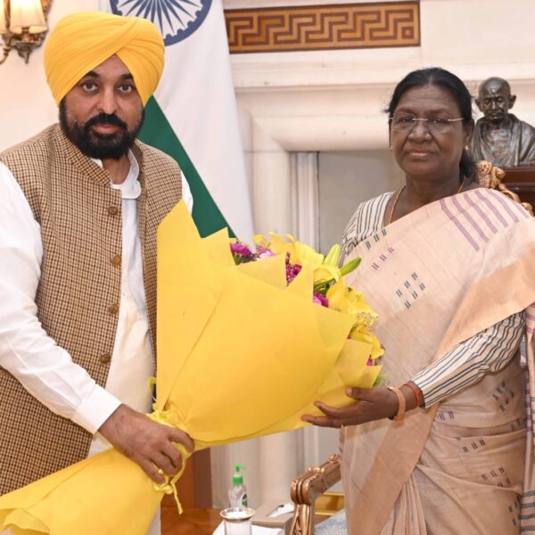 ਪੰਜਾਬ ਦੇ ਮੁੱਖ ਮੰਤਰੀ ਭਗਵੰਤ ਸਿੰਘ ਮਾਨ ਨੇ ਰਾਸ਼ਟਰਪਤੀ ਨਾਲ ਕੀਤੀ ਮੁਲਾਕਾਤ, ‘ਪੰਜਾਬ ਦੇ ਗੱਦਾਰ’ ਰਾਜ ਸਭਾ ਮੈਂਬਰਾਂ ਦੀ ਮੈਂਬਰਸ਼ਿਪ ਰੱਦ ਕਰਨ ਦੀ ਕੀਤੀ ਮੰਗ