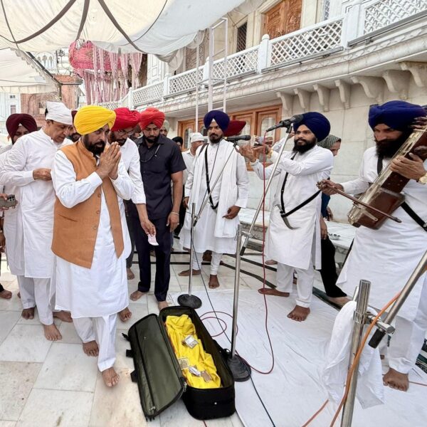ਮੁੱਖ ਮੰਤਰੀ ਭਗਵੰਤ ਸਿੰਘ ਮਾਨ ਨੇ ਸ੍ਰੀ ਹਰਿਮੰਦਰ ਸਾਹਿਬ ਵਿਖੇ ਮੱਥਾ ਟੇਕਿਆ, ਬੇਅਦਬੀ ਵਿਰੋਧੀ ਇਤਿਹਾਸਕ ਕਾਨੂੰਨ ਬਣਾਉਣ ਦੀ ਸੋਝੀ ਤੇ ਬਲ ਬਖ਼ਸ਼ਣ ਲਈ ਪ੍ਰਮਾਤਮਾ ਦਾ ਸ਼ੁਕਰਾਨਾ ਕੀਤਾ