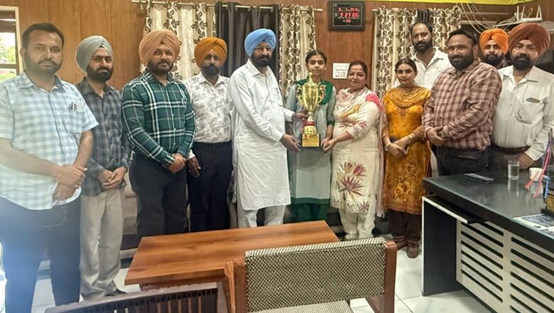 ਵਿਧਾਇਕ ਬੁੱਧ ਰਾਮ ਵੱਲੋਂ ਦਸਵੀਂ ਅਤੇ ਬਾਰ੍ਹਵੀਂ ਪ੍ਰੀਖਿਆਵਾਂ ਵਿਚੋਂ ਮੈਰਿਟ ‘ਤੇ ਆਈਆਂ ਵਿਦਿਆਰਥਣਾਂ ਦਾ ਸਨਮਾਨ