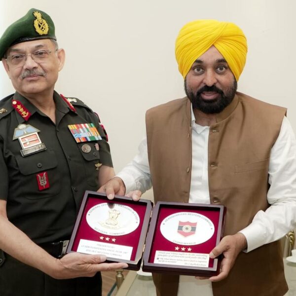 ਮੁੱਖ ਮੰਤਰੀ ਭਗਵੰਤ ਸਿੰਘ ਮਾਨ ਨੇ ਪੱਛਮੀ ਕਮਾਂਡ ਦੇ ਆਰਮੀ ਕਮਾਂਡਰ ਨਾਲ ਸਰਹੱਦੀ ਸੁਰੱਖਿਆ, ਰਾਹਤ ਕਾਰਜਾਂ ਅਤੇ ਆਪਰੇਸ਼ਨਲ ਤਿਆਰੀਆਂ ਬਾਰੇ ਵਿਚਾਰ-ਵਟਾਂਦਰਾ ਕੀਤਾ