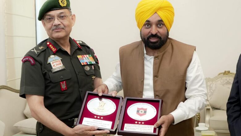 ਮੁੱਖ ਮੰਤਰੀ ਭਗਵੰਤ ਸਿੰਘ ਮਾਨ ਨੇ ਪੱਛਮੀ ਕਮਾਂਡ ਦੇ ਆਰਮੀ ਕਮਾਂਡਰ ਨਾਲ ਸਰਹੱਦੀ ਸੁਰੱਖਿਆ, ਰਾਹਤ ਕਾਰਜਾਂ ਅਤੇ ਆਪਰੇਸ਼ਨਲ ਤਿਆਰੀਆਂ ਬਾਰੇ ਵਿਚਾਰ-ਵਟਾਂਦਰਾ ਕੀਤਾ