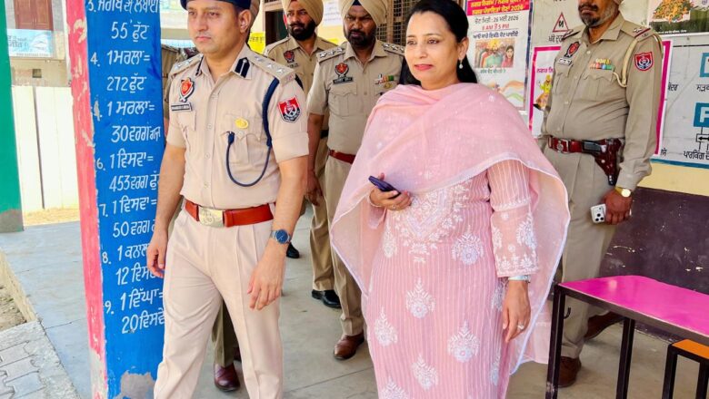 ਜ਼ਿਲ੍ਹਾ ਚੋਣ ਅਫ਼ਸਰ ਨਵਜੋਤ ਕੌਰ ਅਤੇ ਐਸ.ਐਸ.ਪੀ ਭਾਗੀਰਥ ਸਿੰਘ ਮੀਨਾ ਵੱਲੋਂ ਵੋਟਿੰਗ ਪ੍ਰਕਿਰਿਆ ਦਾ ਅਚਨਚੇਤ ਨਿਰੀਖਣ