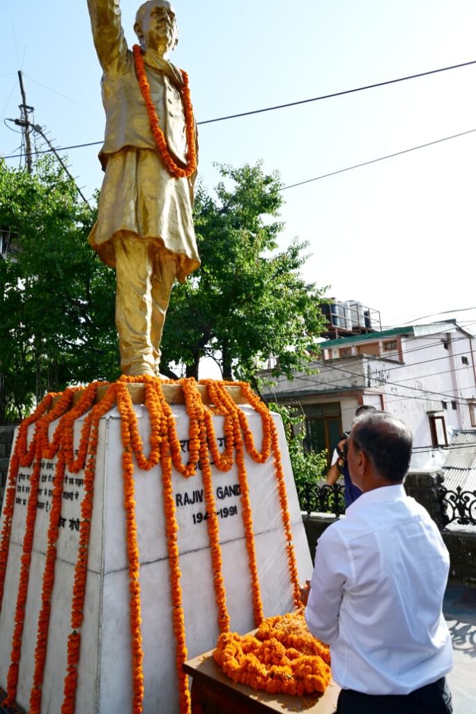 Cm pays tribute (1)