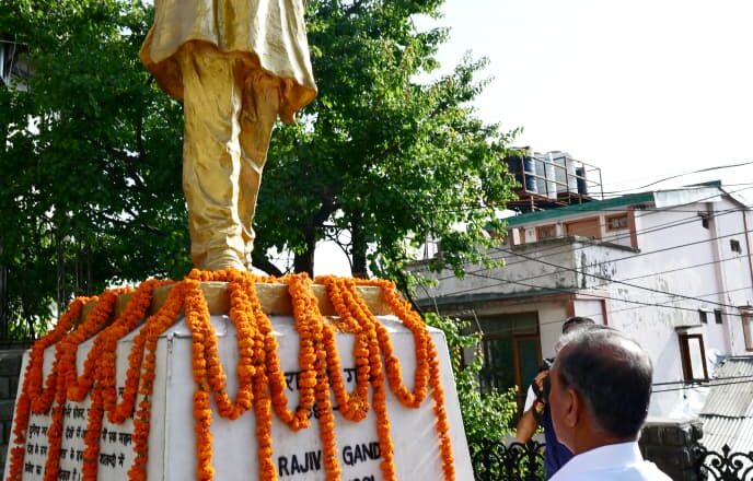 मुख्यमंत्री ने राजीव गांधी की पुण्यतिथि पर श्रद्धांजलि अर्पित की