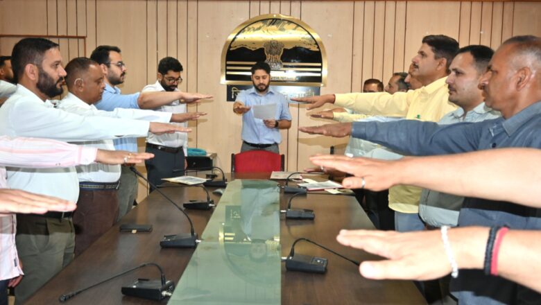 उपायुक्त अपूर्व देवगन ने अधिकारियों व कर्मचारियों को दिलाई आतंकवाद विरोधी शपथ
