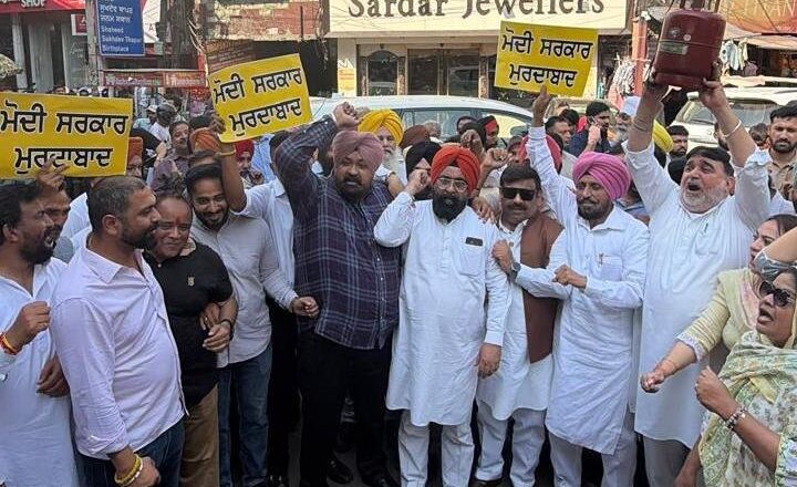 ‘ਆਪ’ ਦੀ ਟਰੇਡ ਵਿੰਗ ਵਲੋਂ ਗੈਸ ਸਿਲੰਡਰਾਂ ਦੀਆਂ ਕੀਮਤਾਂ ‘ਚ ਵਾਧੇ ਵਿਰੁਧ ਘੰਟਾ ਘਰ ਵਿਖੇ ਰੋਸ਼ ਪ੍ਰਦਰਸ਼ਨ