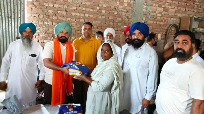 ਵਿਧਾਇਕ ਐਡਵੋਕੇਟ ਅਮਰਪਾਲ ਸਿੰਘ ਨੇ “ਮੇਰੀ ਰਸੋਈ ” ਯੋਜਨਾ ਤਹਿਤ ਪਿੰਡ ਪੇਜੋਚੱਕ ਵਿਖੇ ਲੋੜਵੰਦ ਪਰਿਵਾਰਾਂ ਨੂੰ ਰਾਸ਼ਨ ਕਿੱਟਾਂ ਵੰਡੀਆਂ