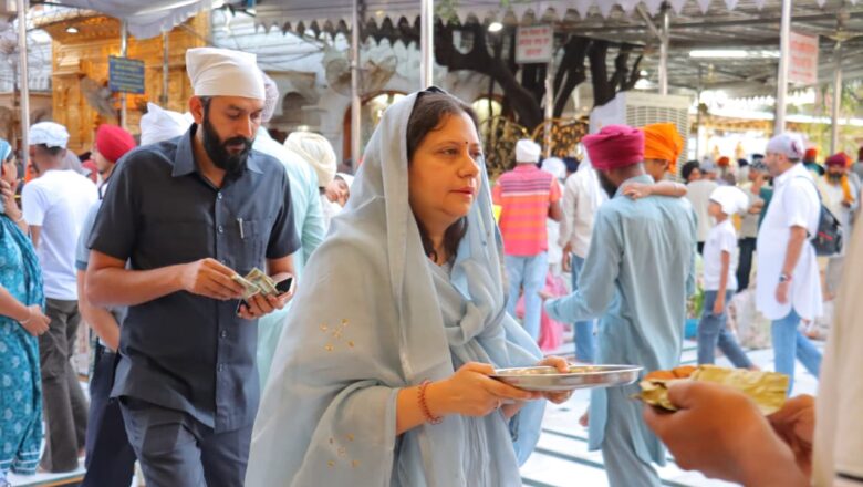ਭਾਰਤ ਚੋਣ ਕਮਿਸ਼ਨ ਦੀ ਡਾਇਰੈਕਟਰ ਜਨਰਲ (ਆਈ.ਟੀ.) ਡਾ. ਸੀਮਾ ਖੰਨਾ ਅਤੇ ਮੁੱਖ ਚੋਣ ਅਧਿਕਾਰੀ ਪੰਜਾਬ ਅਨਿੰਦਤਾ ਮਿੱਤਰਾ ਨੇ ਸ੍ਰੀ ਹਰਿਮੰਦਰ ਸਾਹਿਬ ਵਿਖੇ ਮੱਥਾ ਟੇਕਿਆ
