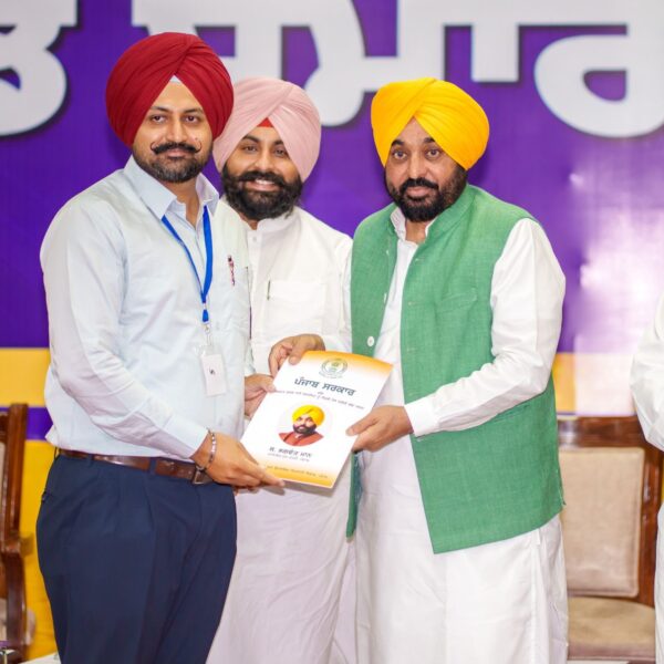 ਮਿਸ਼ਨ ਰੋਜ਼ਗਾਰ’ ਜਾਰੀ ਰੱਖਦਿਆਂ ਮੁੱਖ ਮੰਤਰੀ ਭਗਵੰਤ ਸਿੰਘ ਮਾਨ ਨੇ ਹੋਰ 355 ਨੌਜਵਾਨਾਂ ਨੂੰ ਸੌਂਪੇ ਨਿਯੁਕਤੀ ਪੱਤਰ; ਕਿਹਾ, ਪੰਜਾਬ ਵਿੱਚ ਸਰਕਾਰੀ ਨੌਕਰੀਆਂ ਲਈ ਸਿਰਫ਼ ਯੋਗਤਾ ਹੀ ਇੱਕੋ-ਇੱਕ ਮਾਪਦੰਡ