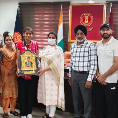 ਏਸ਼ੀਆ ਹਾਕੀ ਕੱਪ ਵਿਚ ਕਾਂਸੀ ਤਗਮਾ ਜੇਤੂ ਰਸ਼ਮੀਨ ਕੌਰ ਹਾਂਡਾ ਨੂੰ ਡਿਪਟੀ ਕਮਿਸ਼ਨਰ ਨੇ ਕੀਤਾ ਸਨਮਾਨਿਤ