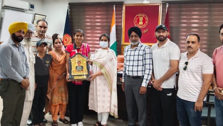 ਏਸ਼ੀਆ ਹਾਕੀ ਕੱਪ ਵਿਚ ਕਾਂਸੀ ਤਗਮਾ ਜੇਤੂ ਰਸ਼ਮੀਨ ਕੌਰ ਹਾਂਡਾ ਨੂੰ ਡਿਪਟੀ ਕਮਿਸ਼ਨਰ ਨੇ ਕੀਤਾ ਸਨਮਾਨਿਤ