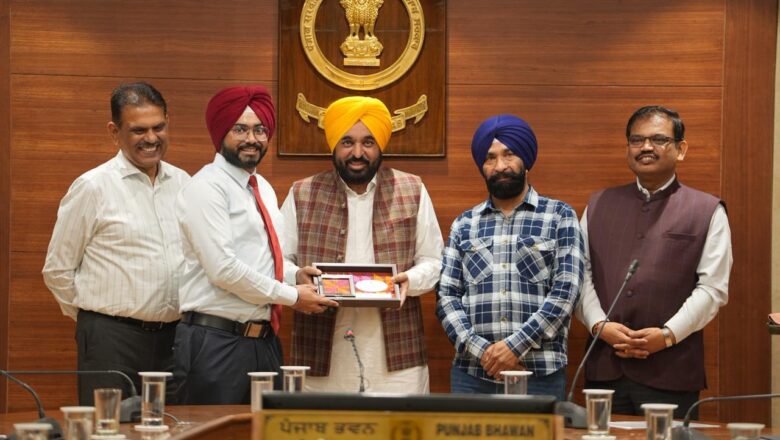 ਮੁੱਖ ਮੰਤਰੀ ਭਗਵੰਤ ਸਿੰਘ ਮਾਨ ਵੱਲੋਂ ਯੂ.ਪੀ.ਐਸ.ਸੀ.-2025 ਪਾਸ ਕਰਨ ਵਾਲੇ ਉਮੀਦਵਾਰਾਂ ਦਾ ਸਨਮਾਨ; ਕਿਹਾ, ਪੰਜਾਬ ਦੇ ਆਮ ਪਰਿਵਾਰਾਂ ਦੇ ਬੱਚੇ ਲਗਾਤਾਰ ਸੂਬੇ ਦਾ ਮਾਣ ਵਧਾ ਰਹੇ