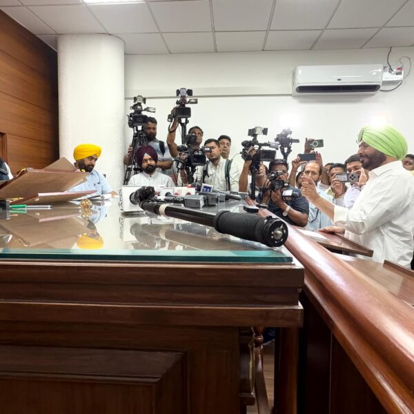 ਪੰਜਾਬ ਰਾਜ ਅਨੁਸੂਚਿਤ ਜਾਤੀਆਂ ਕਮਿਸ਼ਨ ਅੱਗੇ ਪੇਸ਼ ਹੋਏ ਕੇਂਦਰੀ ਰੇਲ ਰਾਜ ਮੰਤਰੀ ਰਵਨੀਤ ਸਿੰਘ ਬਿੱਟੂ