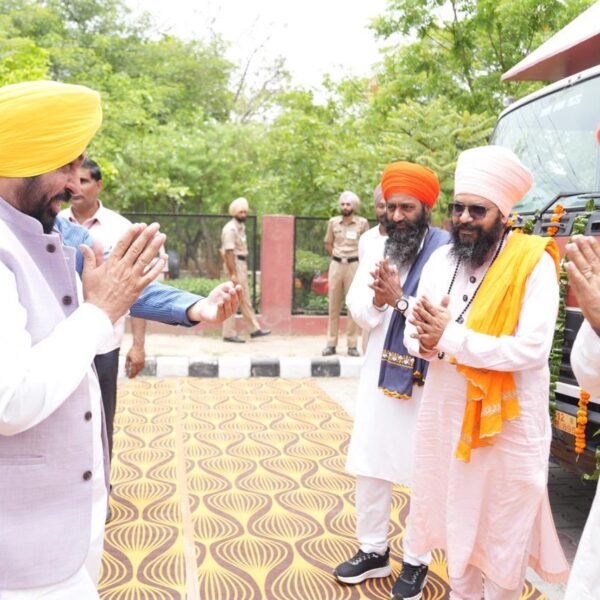ਸ੍ਰੀ ਗੁਰੂ ਰਵਿਦਾਸ ਜੀ ਮਹਾਰਾਜ ਦਾ ਸੰਦੇਸ਼ ਪੰਜਾਬ ਦੇ ਕੋਨੇ-ਕੋਨੇ ਤੱਕ ਪਹੁੰਚੇਗਾ; ਮੁੱਖ ਮੰਤਰੀ ਭਗਵੰਤ ਸਿੰਘ ਮਾਨ ਨੇ ਡਾਕੂਮੈਂਟਰੀ ਵੈਨਾਂ ਨੂੰ ਹਰੀ ਝੰਡੀ ਦਿਖਾ ਕੇ ਕੀਤਾ ਰਵਾਨਾ