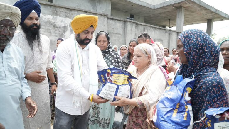 ਬਲਬੀਰ ਸਿੰਘ ਪਨੂੰ ਨੇ ਪਿੰਡ ਭਾਰਥਵਾਲ ਵਿਖੇ ਲੋੜਵੰਦ ਪਰਿਵਾਰਾਂ ਨੂੰ ਰਾਸ਼ਨ ਕਿੱਟਾਂ ਵੰਡੀਆਂ